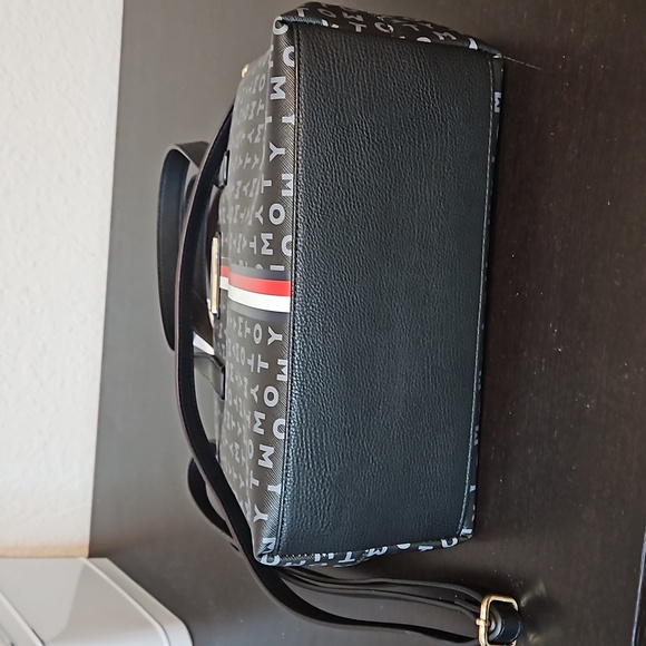 Tommy Hilfigure purse - Picture 9 of 10